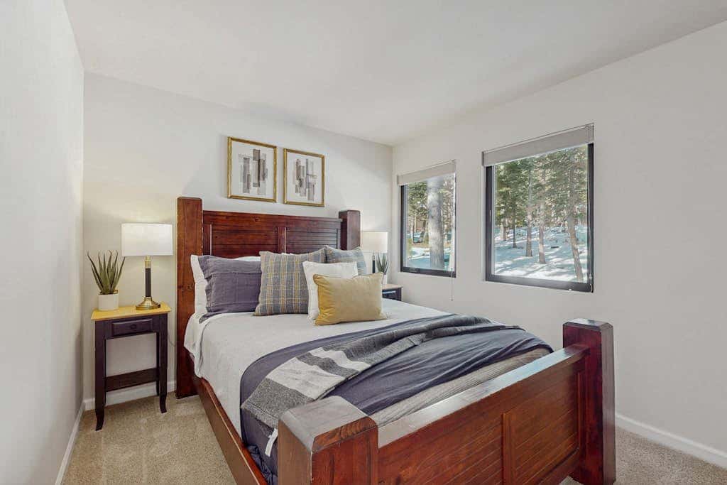 Pristine Modern Condo with Lake Views, Fireplace, Access to Private Beach