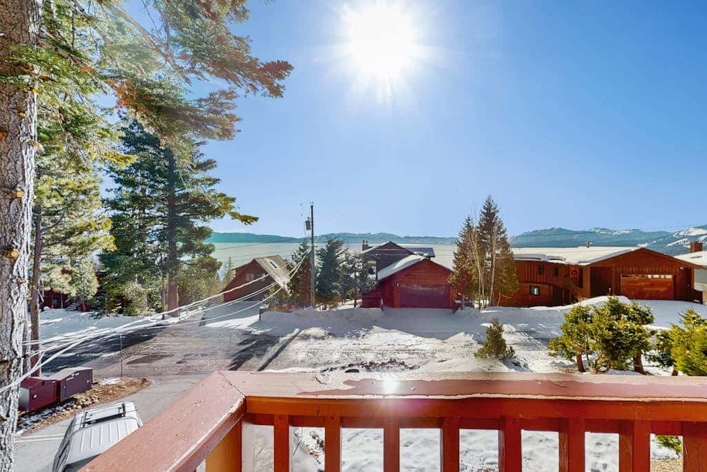 Pristine Modern Condo with Lake Views, Fireplace, Access to Private Beach