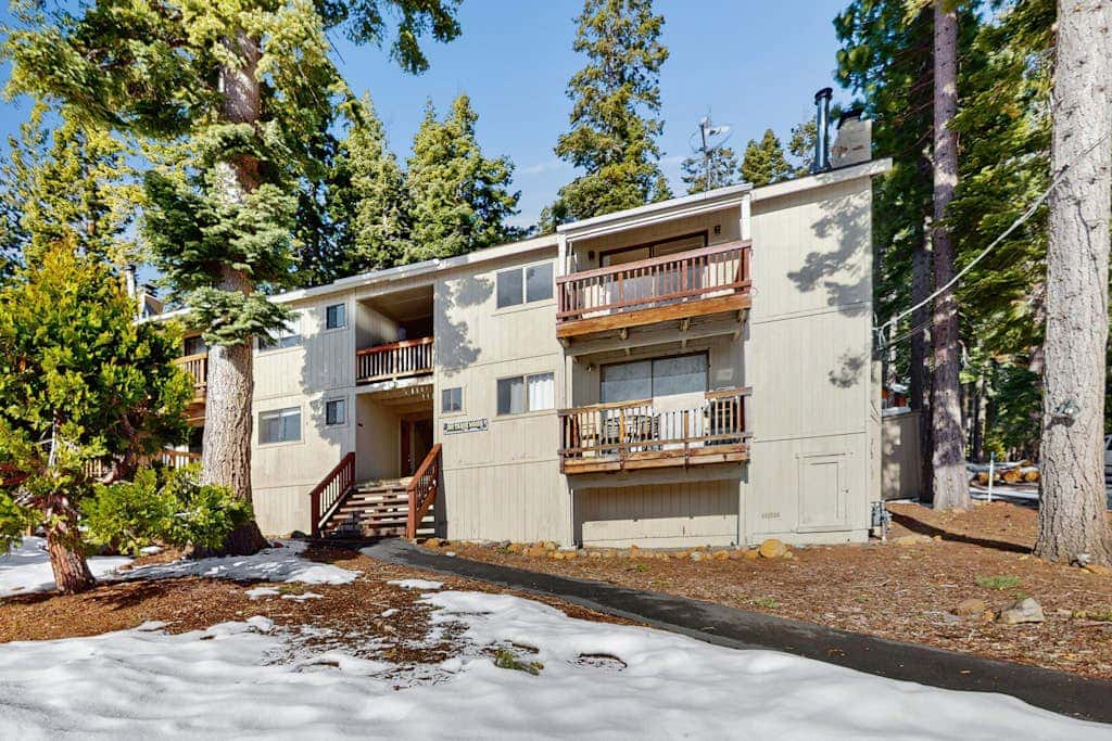 Pristine Modern Condo with Lake Views, Fireplace, Access to Private Beach