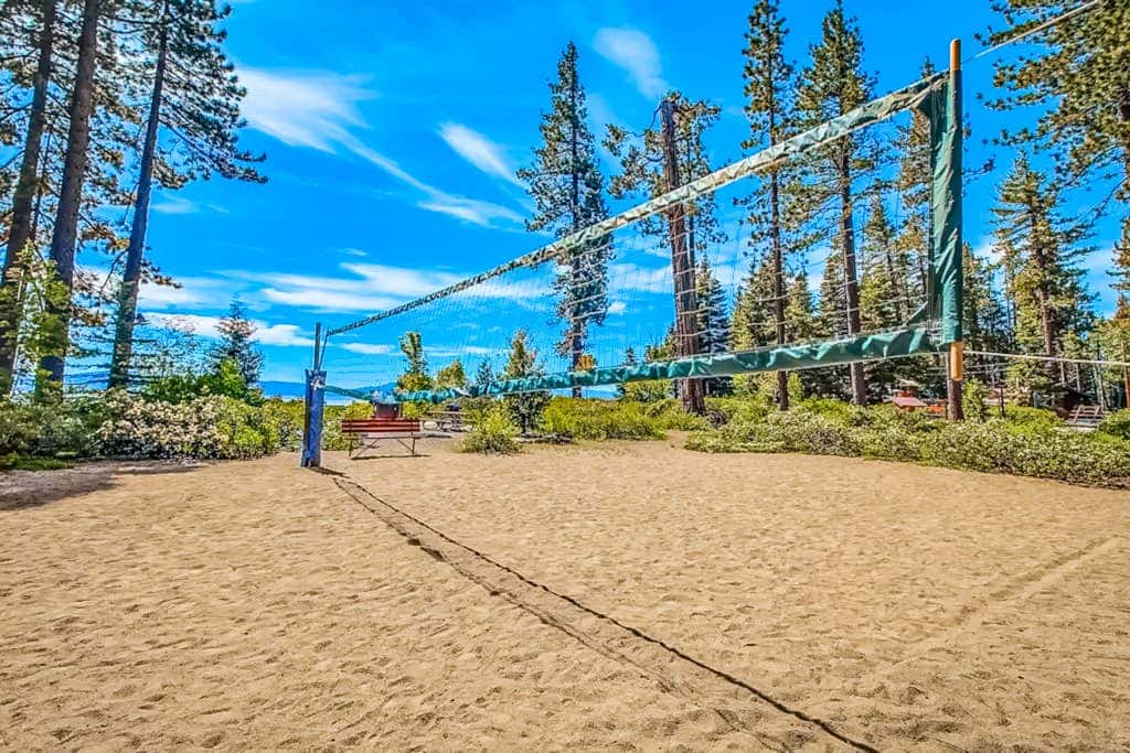 Pristine Modern Condo with Lake Views, Fireplace, Access to Private Beach