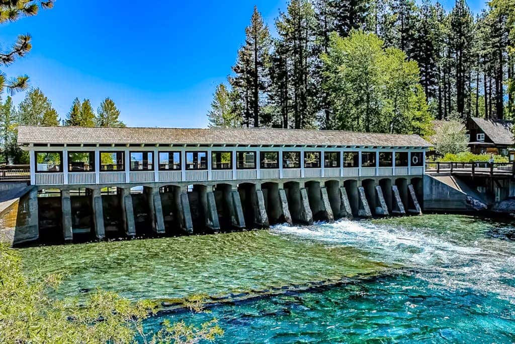 Pristine Modern Condo with Lake Views, Fireplace, Access to Private Beach