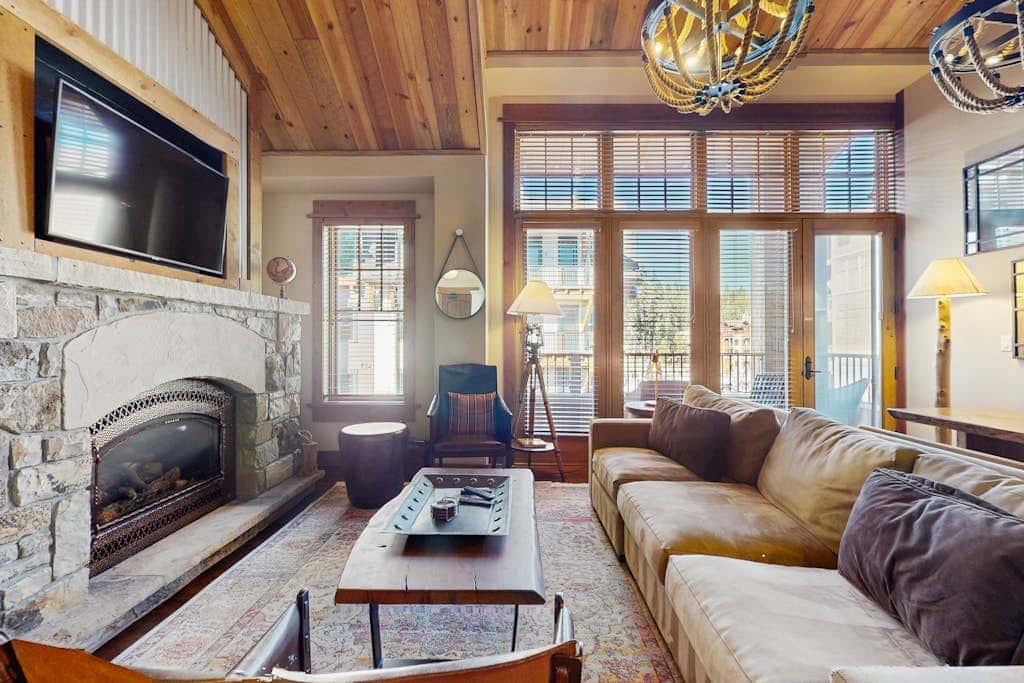 Modern condo with shared hot tub, fireplace, and walk to lifts - golf nearby