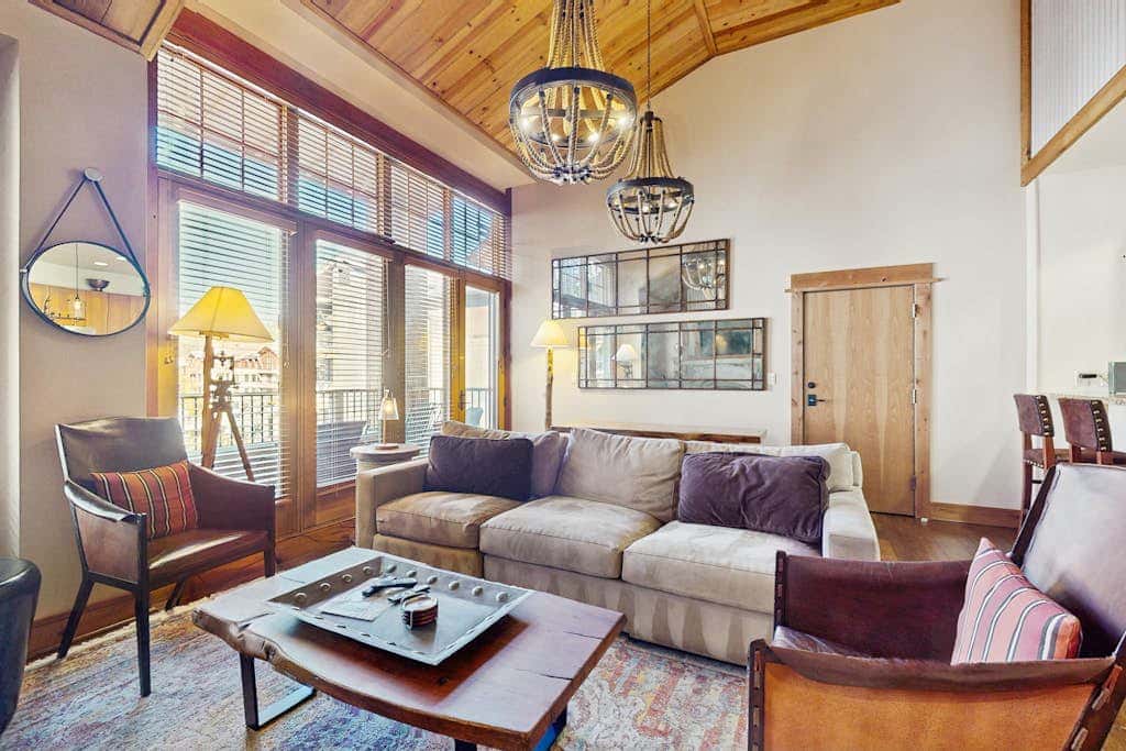 Modern condo with shared hot tub, fireplace, and walk to lifts - golf nearby
