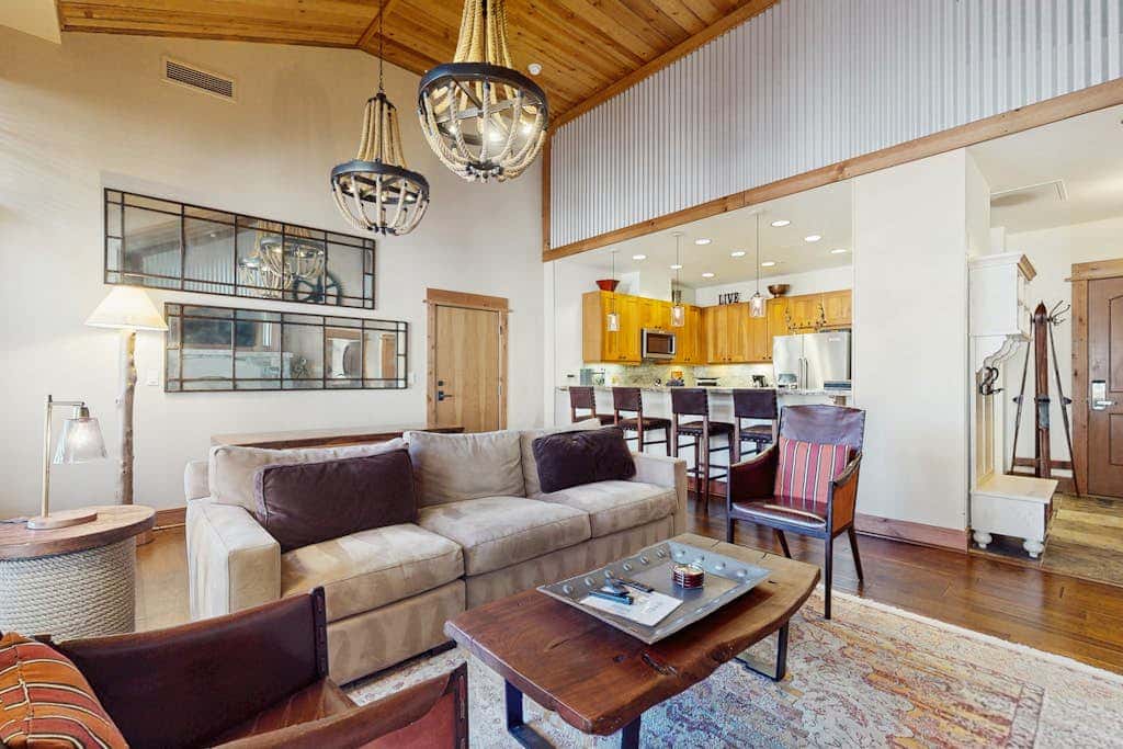 Modern condo with shared hot tub, fireplace, and walk to lifts - golf nearby