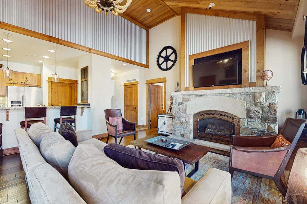 Modern condo with shared hot tub, fireplace, and walk to lifts - golf nearby