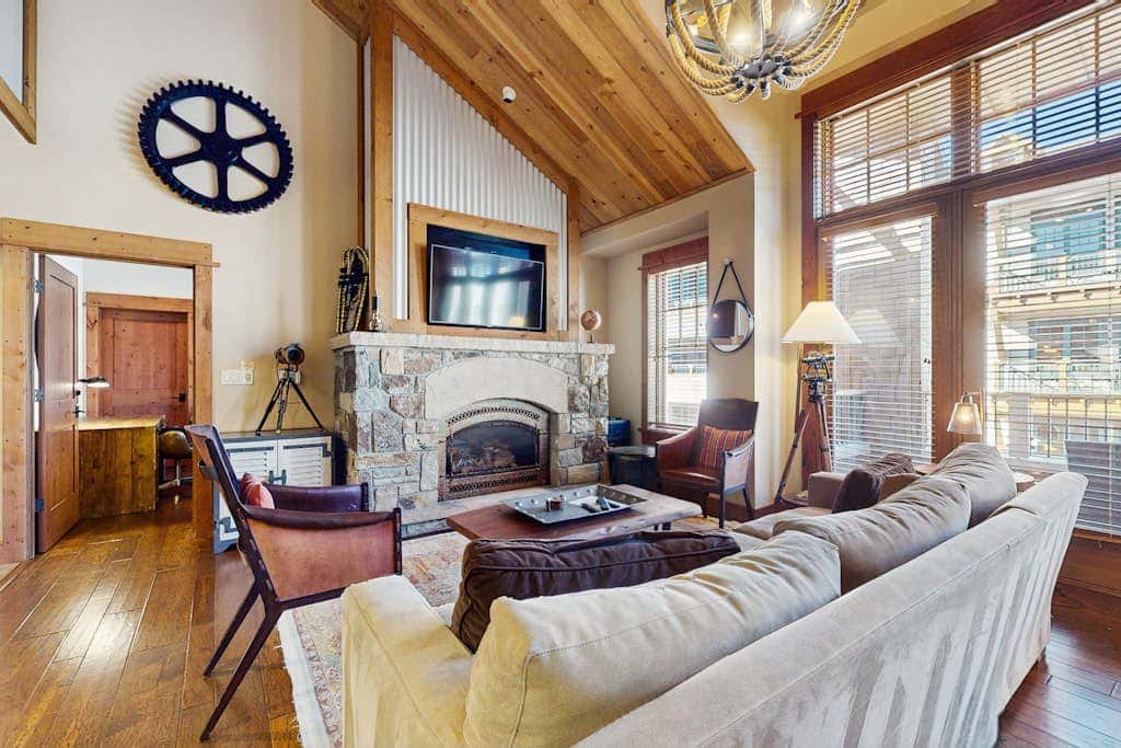 Modern condo with shared hot tub, fireplace, and walk to lifts - golf nearby