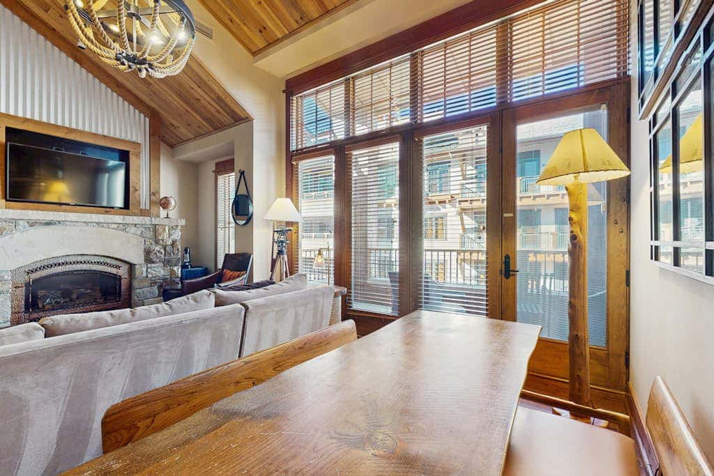 Modern condo with shared hot tub, fireplace, and walk to lifts - golf nearby