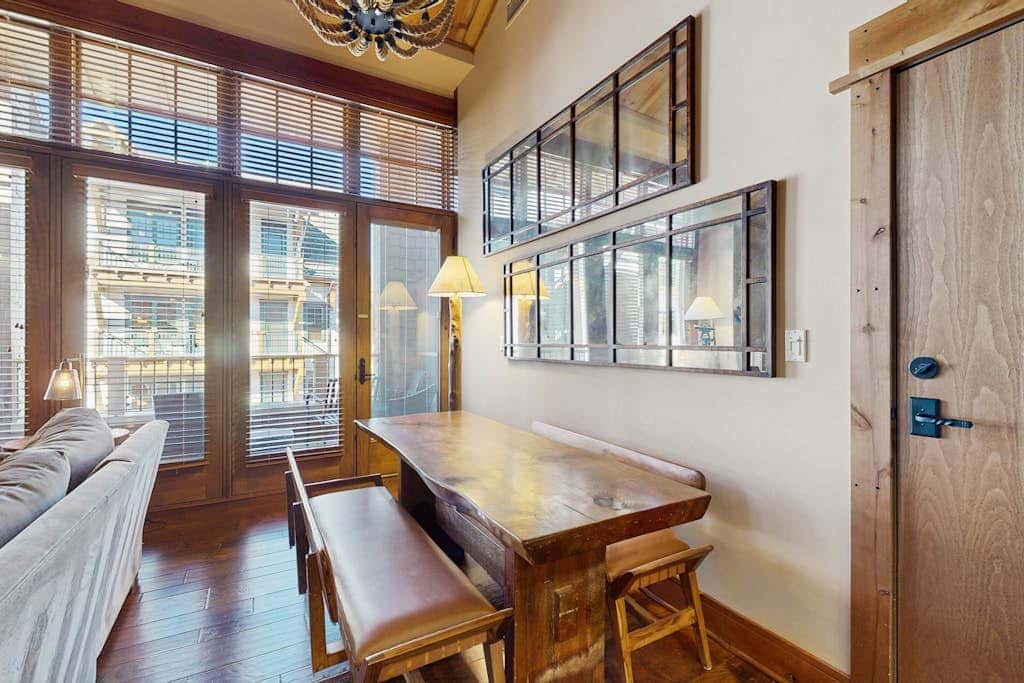 Modern condo with shared hot tub, fireplace, and walk to lifts - golf nearby