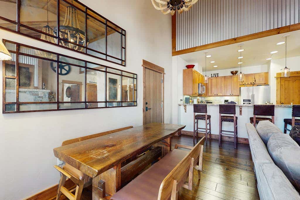 Modern condo with shared hot tub, fireplace, and walk to lifts - golf nearby