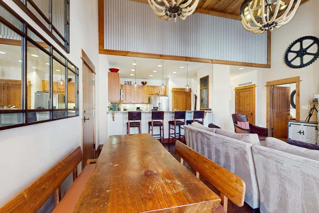Modern condo with shared hot tub, fireplace, and walk to lifts - golf nearby
