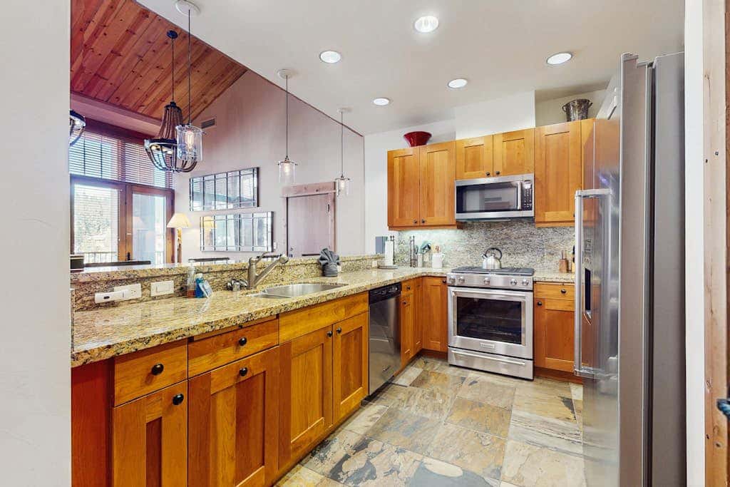 Modern condo with shared hot tub, fireplace, and walk to lifts - golf nearby