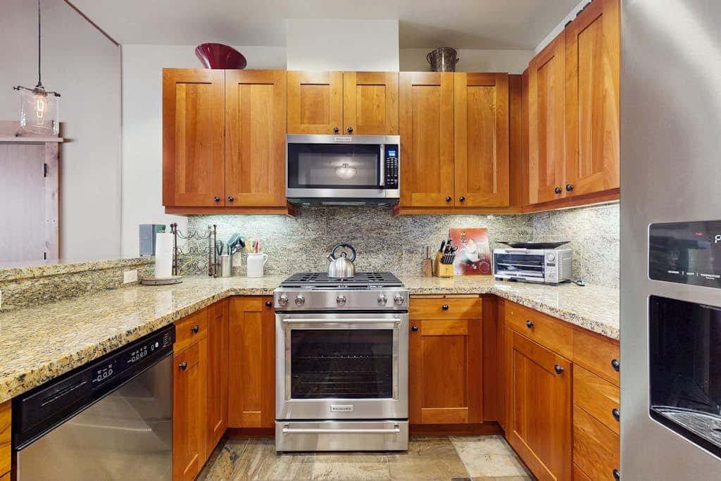 Modern condo with shared hot tub, fireplace, and walk to lifts - golf nearby