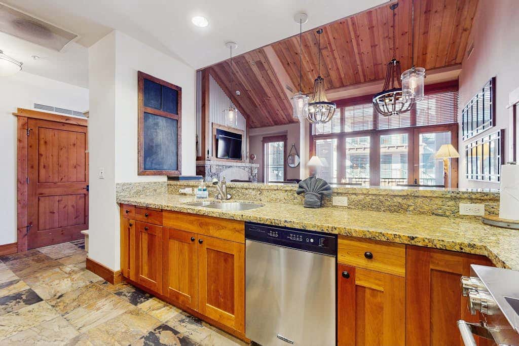 Modern condo with shared hot tub, fireplace, and walk to lifts - golf nearby