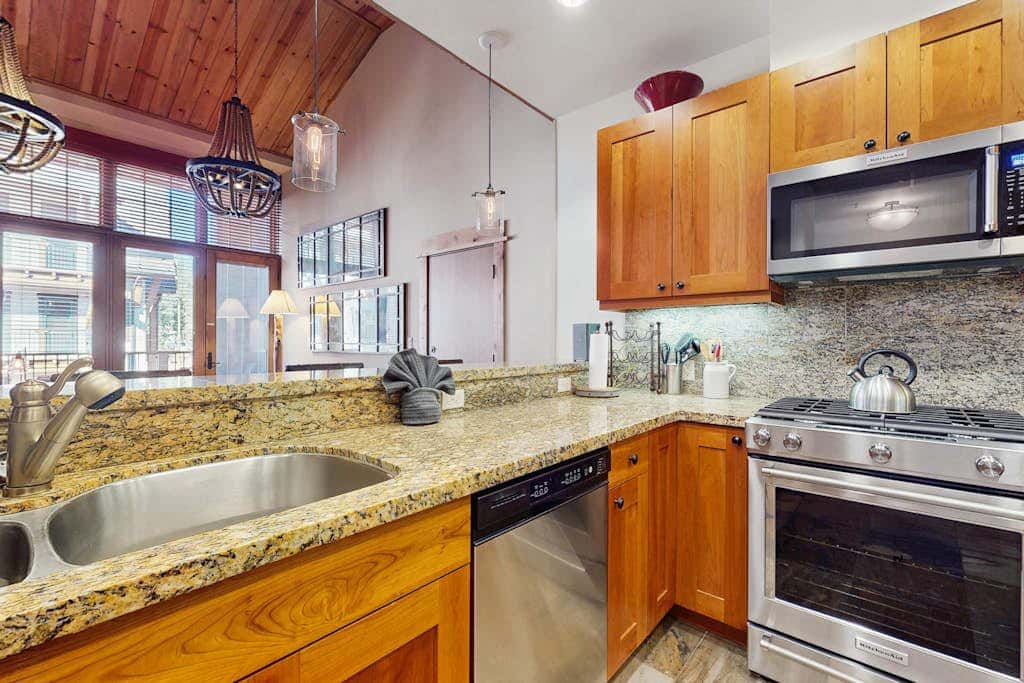 Modern condo with shared hot tub, fireplace, and walk to lifts - golf nearby