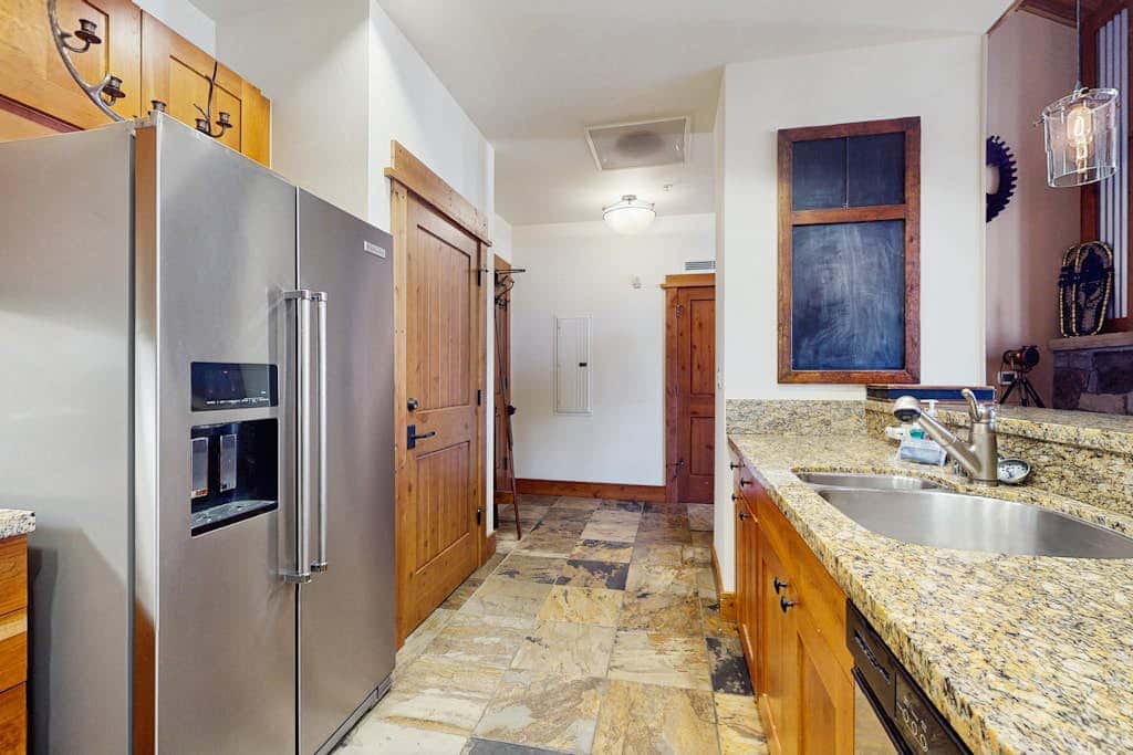 Modern condo with shared hot tub, fireplace, and walk to lifts - golf nearby