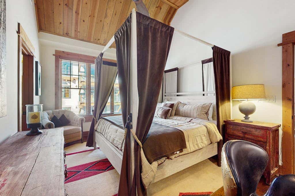 Modern condo with shared hot tub, fireplace, and walk to lifts - golf nearby