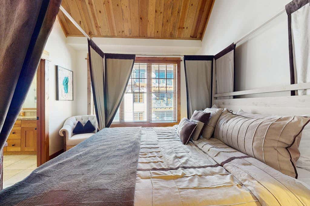 Modern condo with shared hot tub, fireplace, and walk to lifts - golf nearby