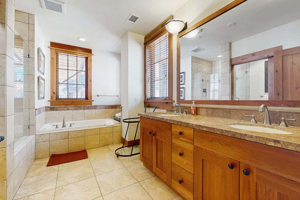 Modern condo with shared hot tub, fireplace, and walk to lifts - golf nearby