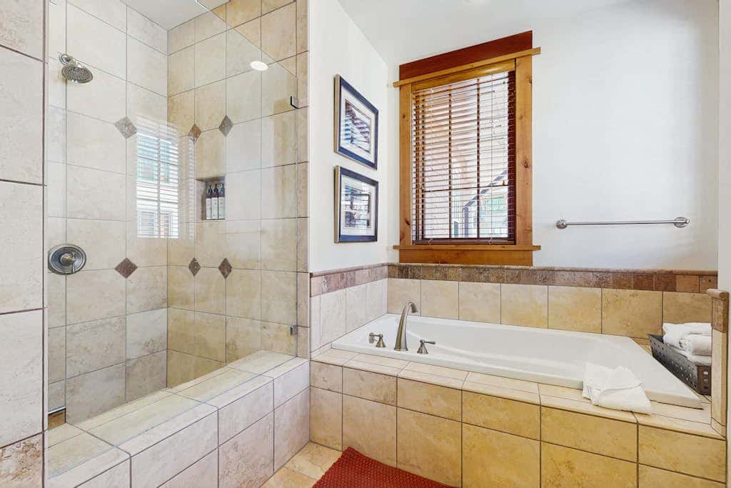 Modern condo with shared hot tub, fireplace, and walk to lifts - golf nearby