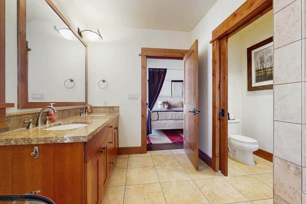 Modern condo with shared hot tub, fireplace, and walk to lifts - golf nearby