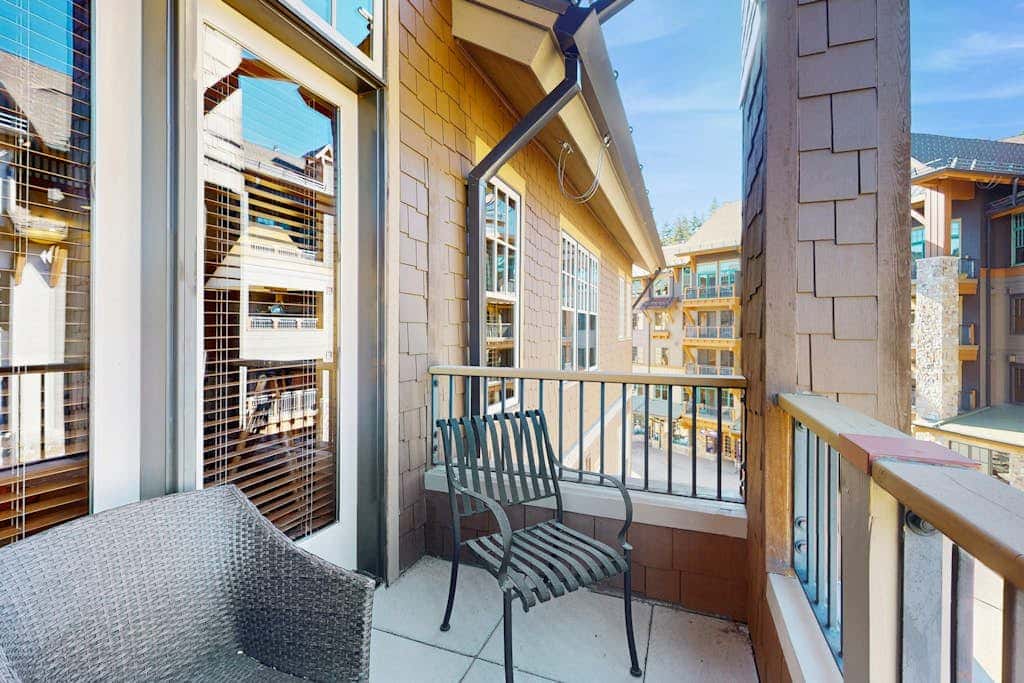 Modern condo with shared hot tub, fireplace, and walk to lifts - golf nearby