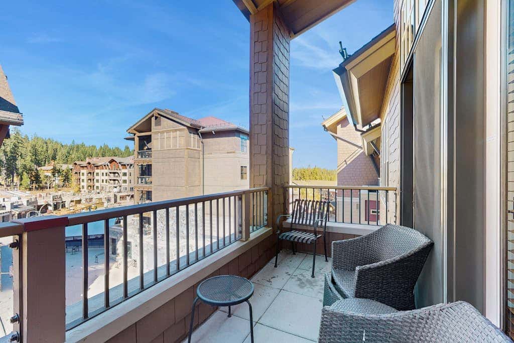 Modern condo with shared hot tub, fireplace, and walk to lifts - golf nearby