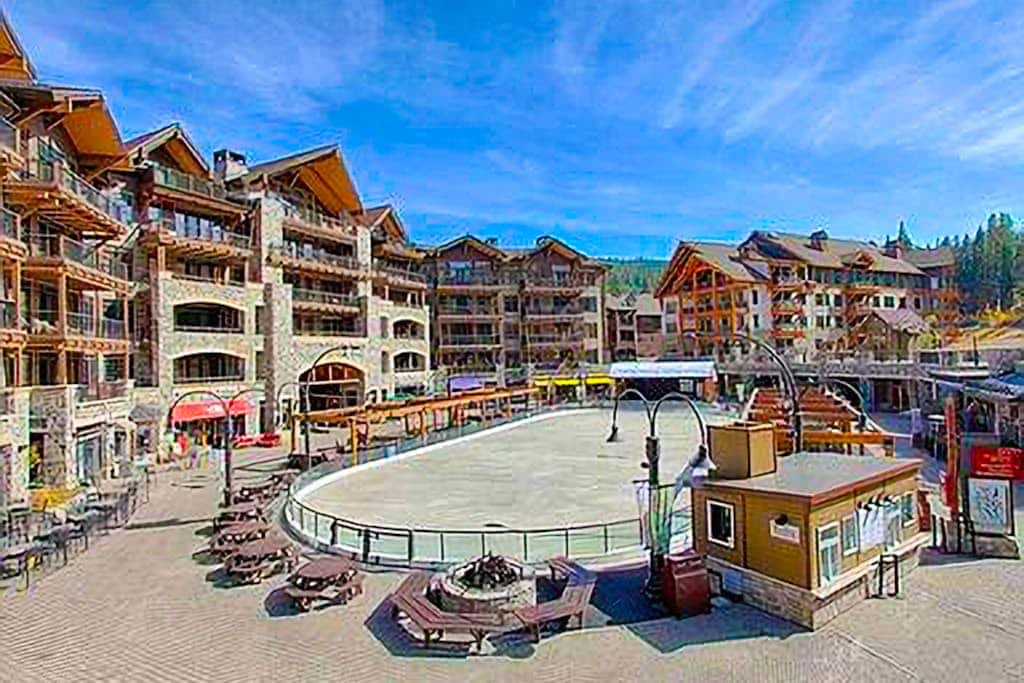 Modern condo with shared hot tub, fireplace, and walk to lifts - golf nearby
