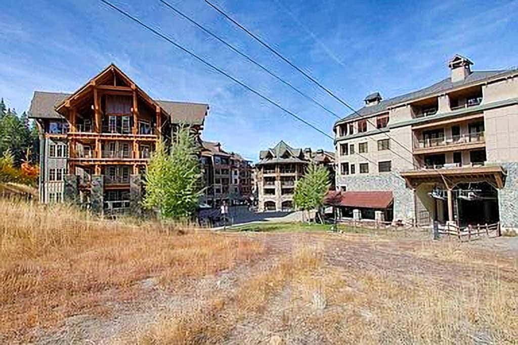 Modern condo with shared hot tub, fireplace, and walk to lifts - golf nearby