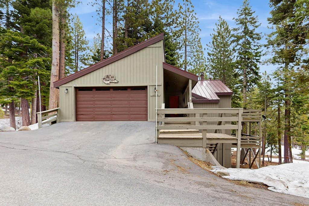 Spacious mountain home with deck, mountain views & access to year-round activities