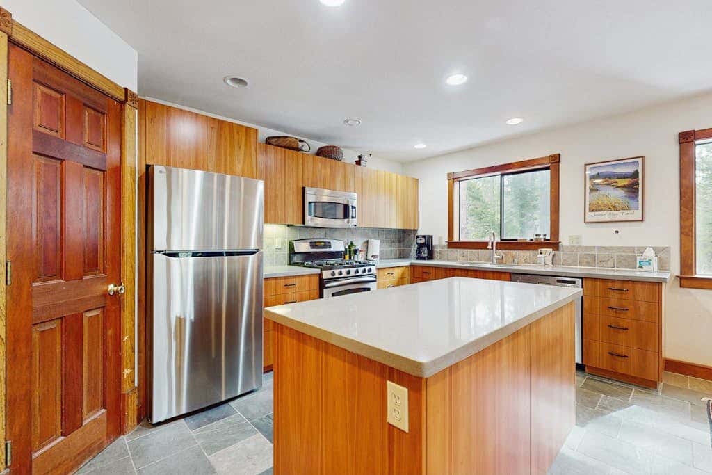 Spacious mountain home with deck, mountain views & access to year-round activities