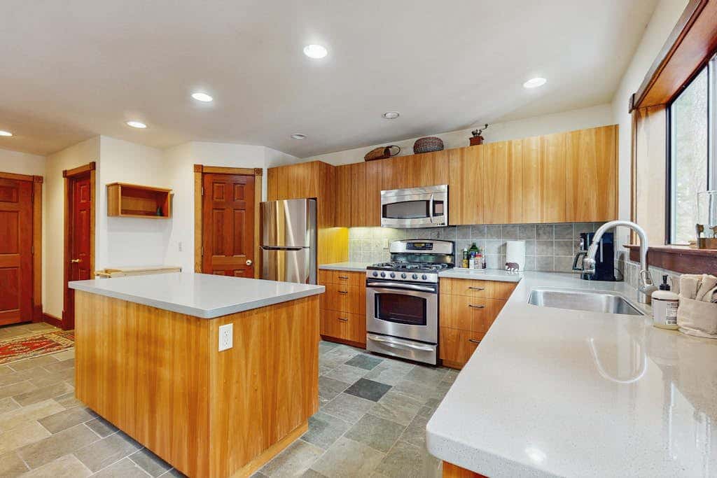 Spacious mountain home with deck, mountain views & access to year-round activities
