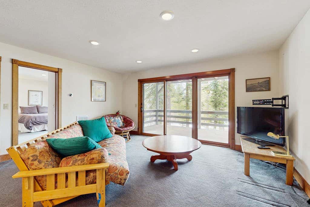 Spacious mountain home with deck, mountain views & access to year-round activities