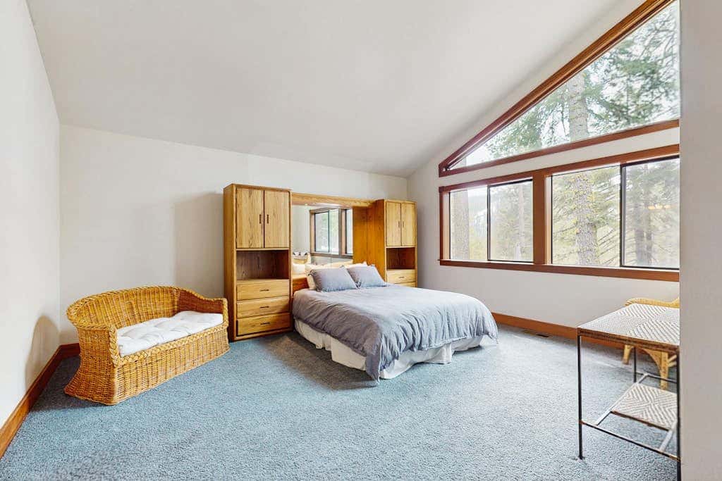 Spacious mountain home with deck, mountain views & access to year-round activities