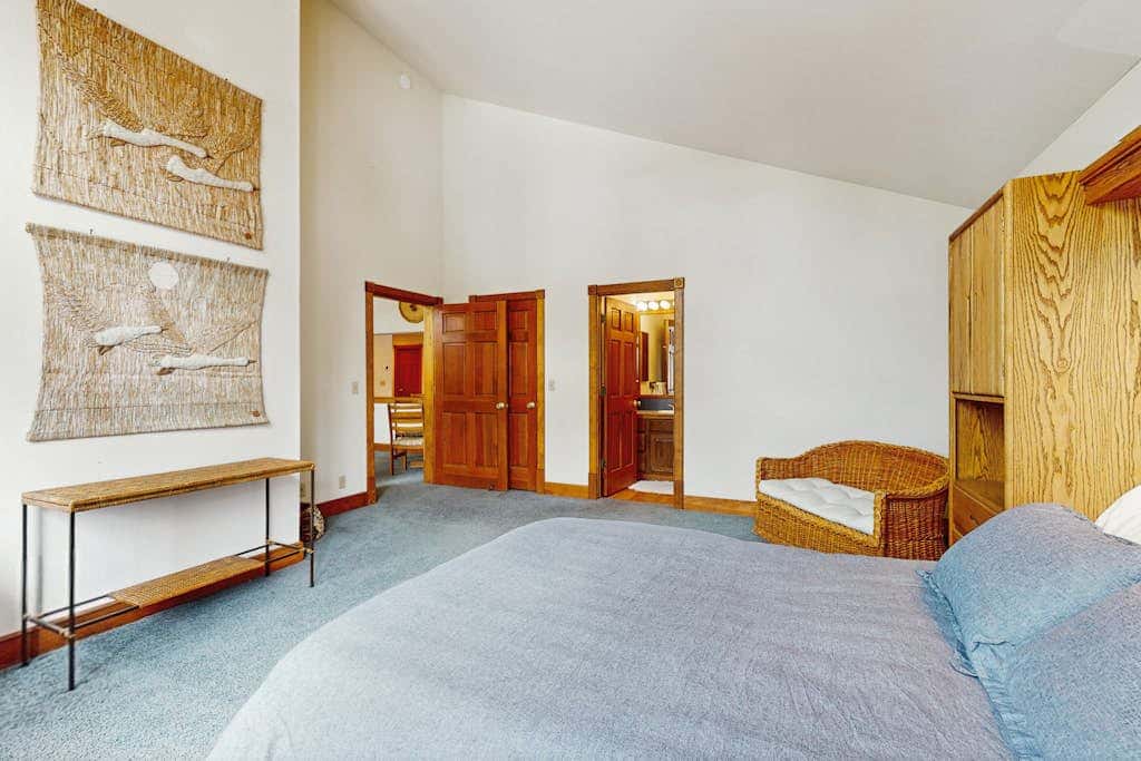 Spacious mountain home with deck, mountain views & access to year-round activities