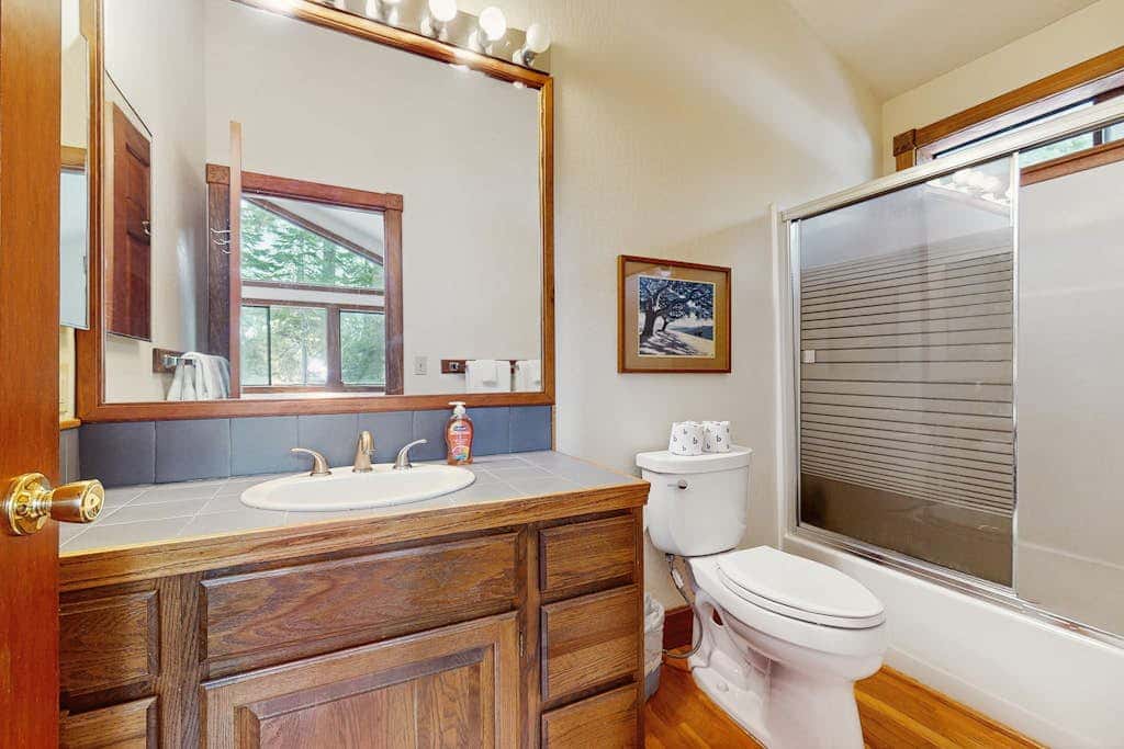 Spacious mountain home with deck, mountain views & access to year-round activities