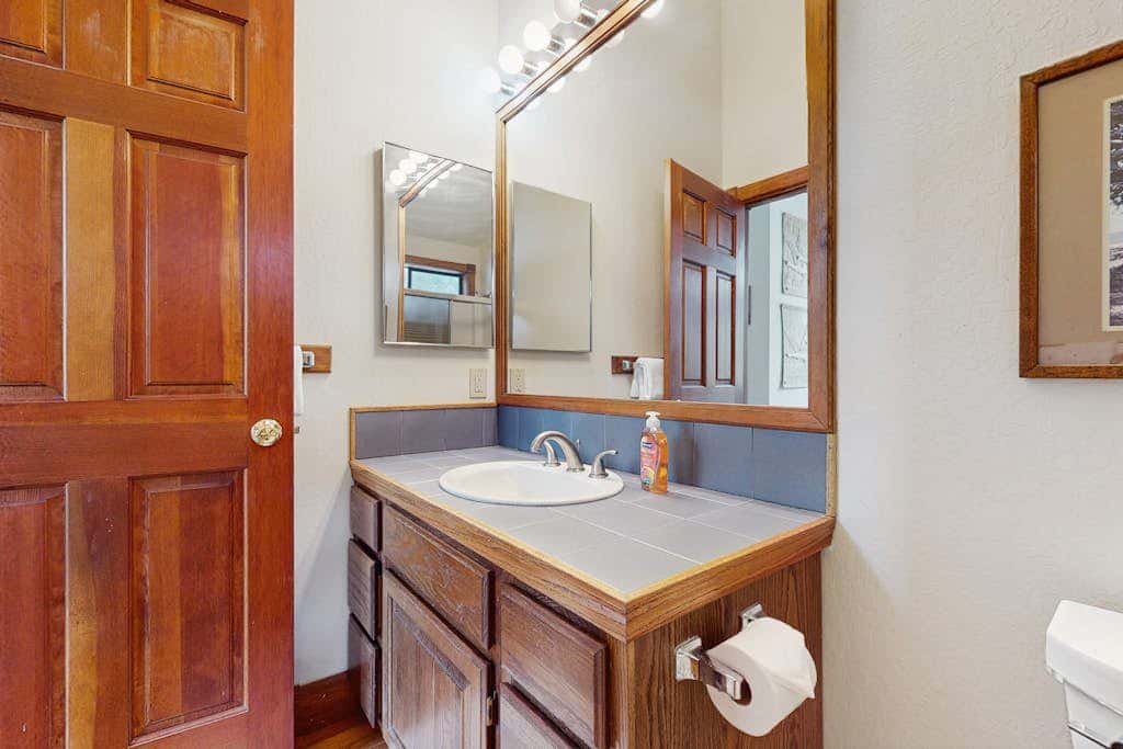 Spacious mountain home with deck, mountain views & access to year-round activities