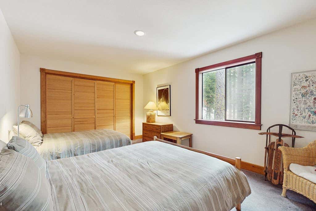 Spacious mountain home with deck, mountain views & access to year-round activities