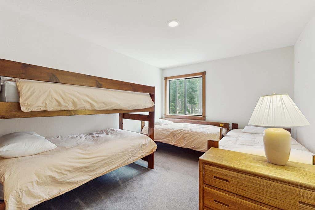 Spacious mountain home with deck, mountain views & access to year-round activities