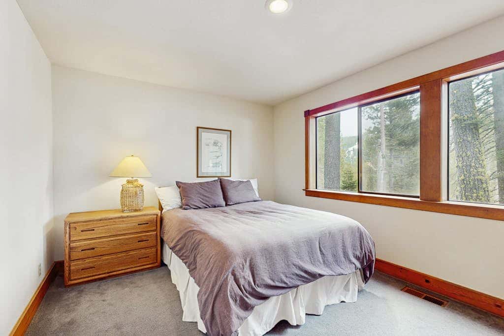 Spacious mountain home with deck, mountain views & access to year-round activities