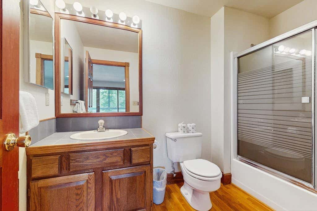 Spacious mountain home with deck, mountain views & access to year-round activities