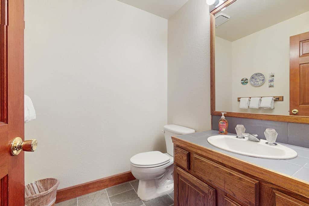 Spacious mountain home with deck, mountain views & access to year-round activities
