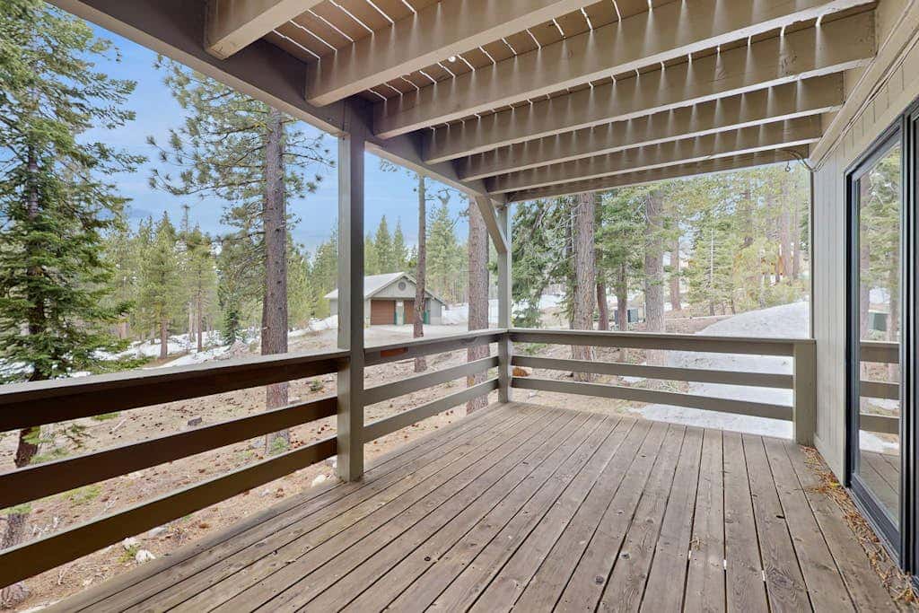 Spacious mountain home with deck, mountain views & access to year-round activities