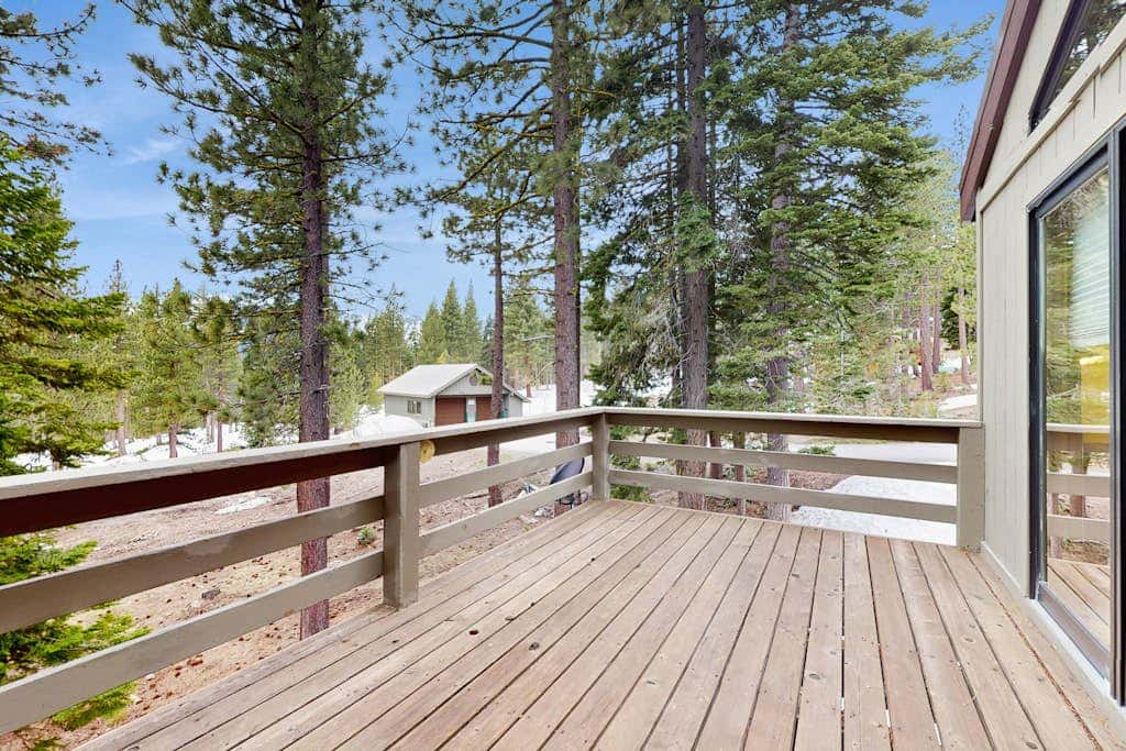 Spacious mountain home with deck, mountain views & access to year-round activities