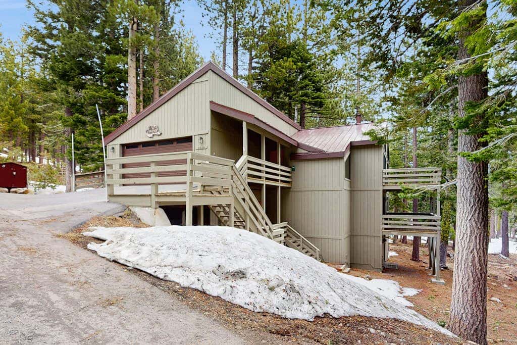 Spacious mountain home with deck, mountain views & access to year-round activities