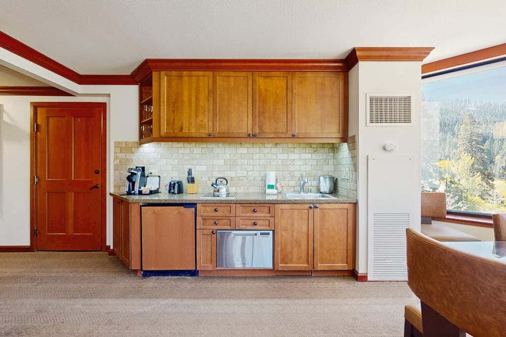 Resort at Squaw Creek corner unit - amazing views, Ski-in-ski-out, on-site pool
