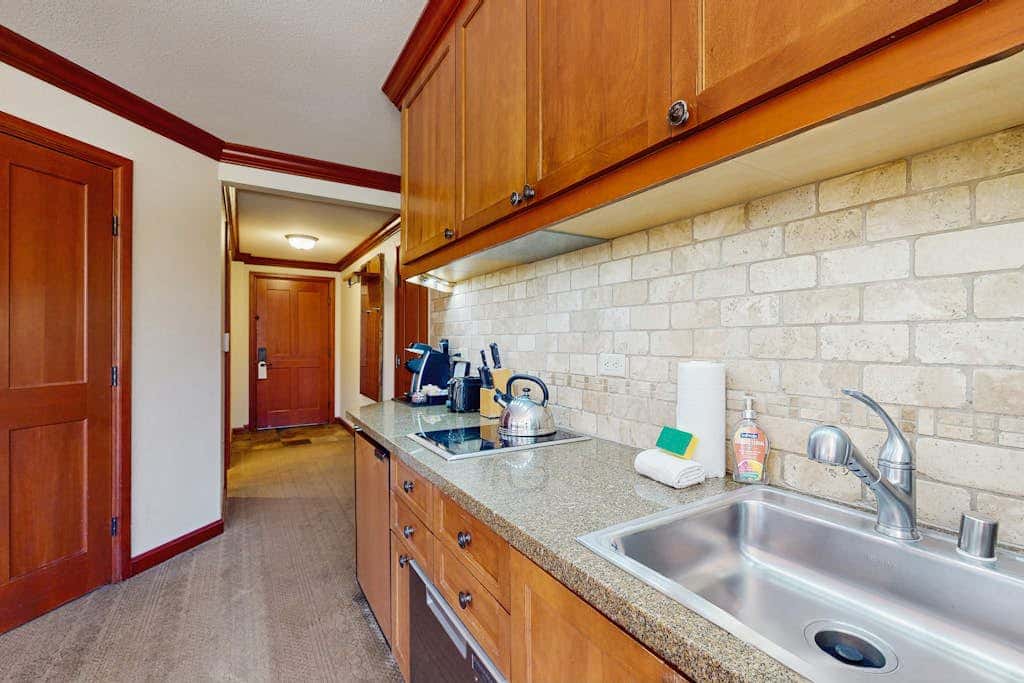 Resort at Squaw Creek corner unit - amazing views, Ski-in-ski-out, on-site pool