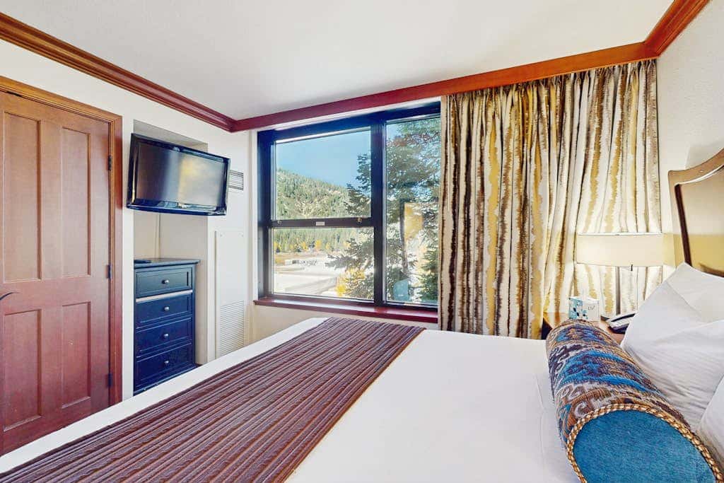 Resort at Squaw Creek corner unit - amazing views, Ski-in-ski-out, on-site pool