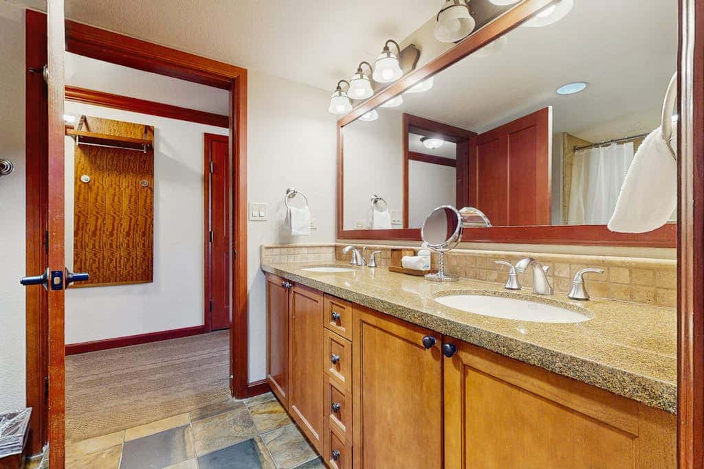 Resort at Squaw Creek corner unit - amazing views, Ski-in-ski-out, on-site pool