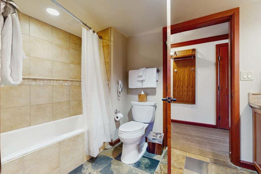 Resort at Squaw Creek corner unit - amazing views, Ski-in-ski-out, on-site pool