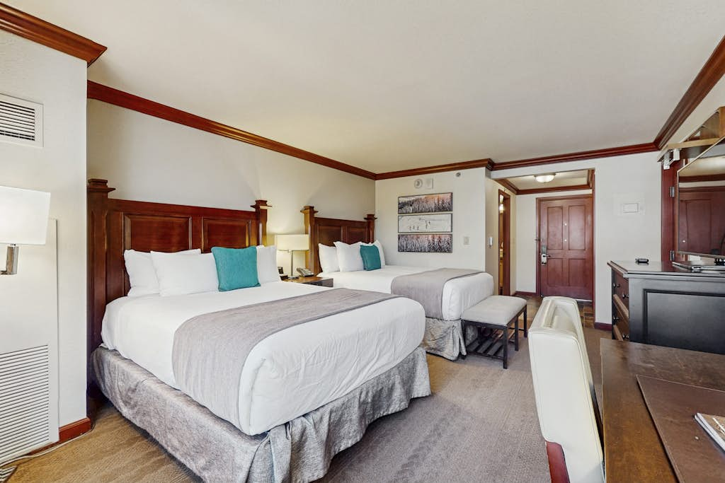 Ski-in-ski-out Suite with Kitchenette, Access to Pools, Spa, Restaurants On-site